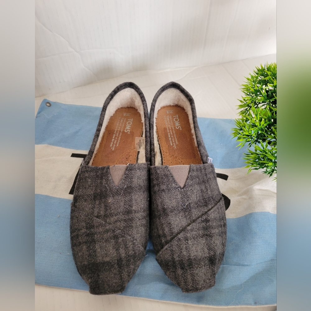 Toms flat shoes 👞  size 8